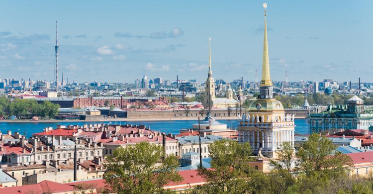 Vistas de la aguja del Almirantazgo de San Petersburgo
