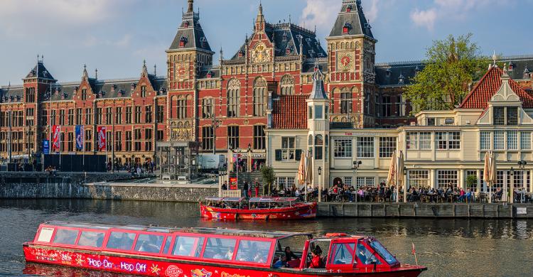 Recorre Ámsterdam a través de sus canales