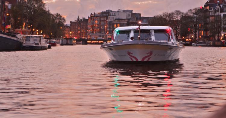 Paseo por los canales de Ámsterdam con cena a bordo
