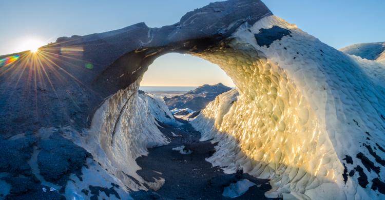 Arco de hielo en el glaciar Sólheimajökull