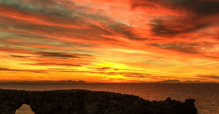 Cuevas y paisajes de Menorca al atardecer