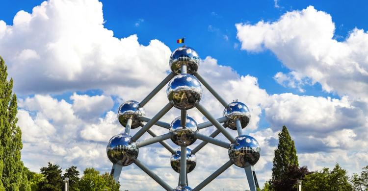 Parada fotográfica en el Atomium, en las afueras de Bruselas