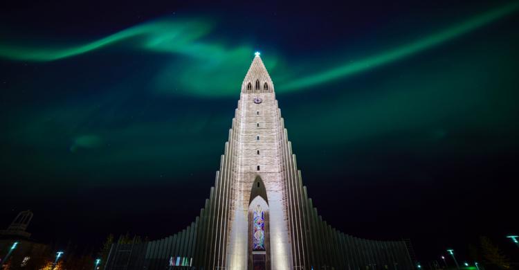 Aurora boreal sobre la iglesia Hallgrímskirkja en Reikiavik