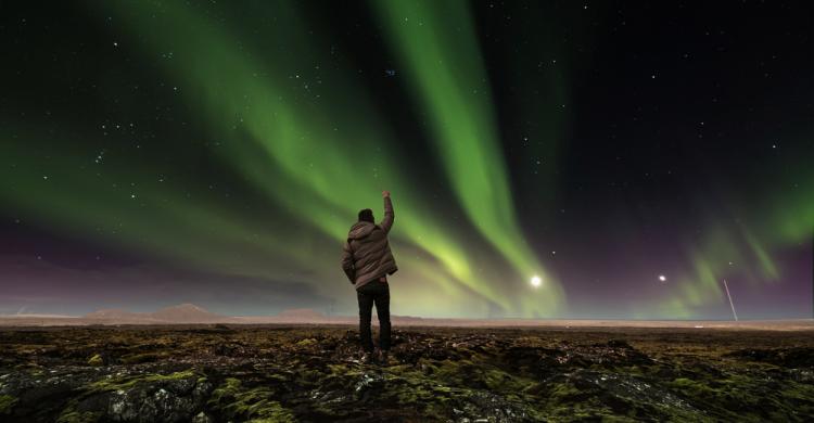 Contemplando la aurora boreal