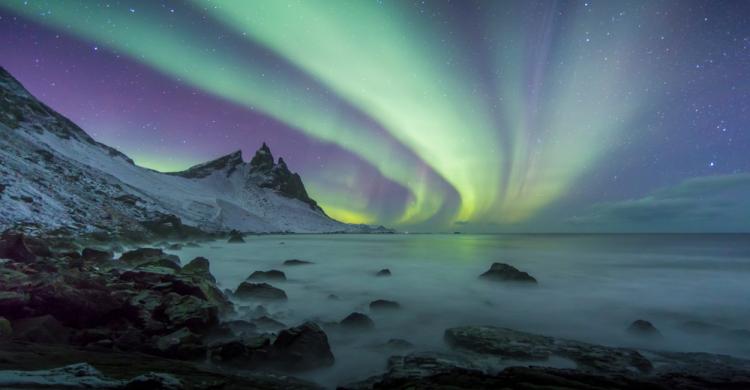 Paisajes naturales de la zona con aurora boreal