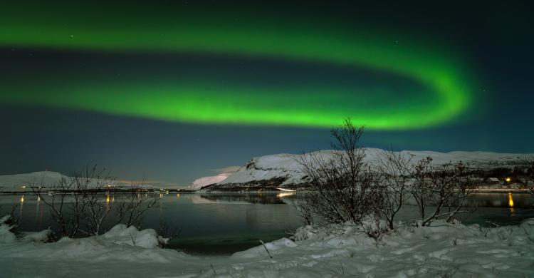 Aurora boreal en el lago Hafravatn