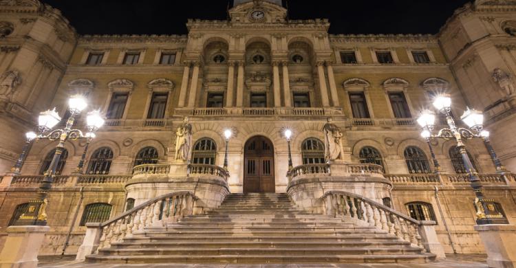 Ayuntamiento de Bilbao de noche