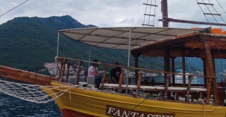 Barco bahía de Kotor