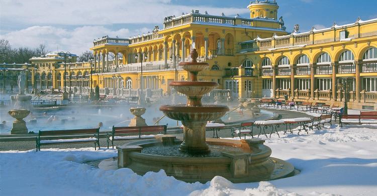 El balneario cubierto de nieve en invierno