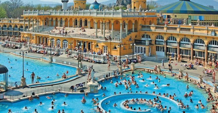 Piscinas exteriores del balneario Széchenyi