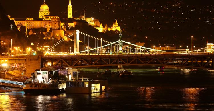 Vistas de Budapest iluminada