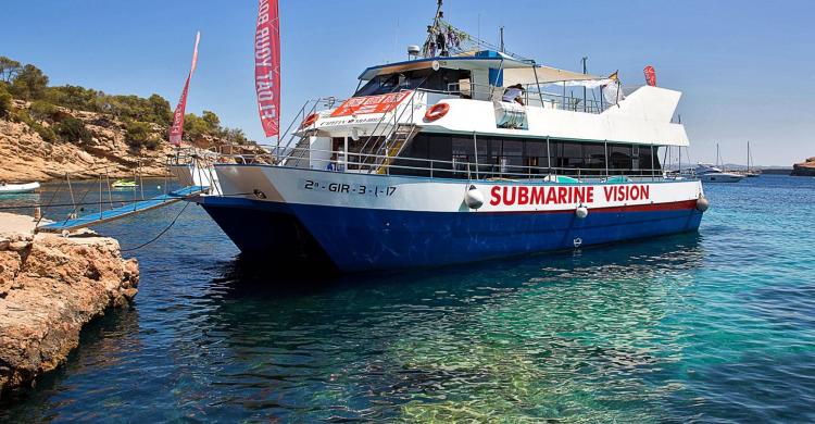 Barco equipado y con visión submarina para no perderte detalle del fondo marino