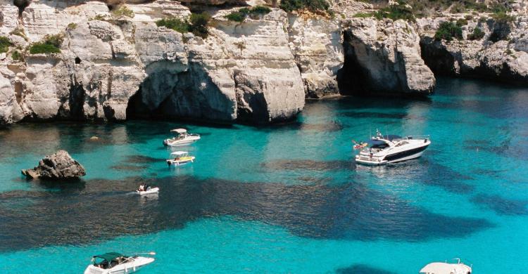 Navega por las playas más bonitas del norte de Menorca