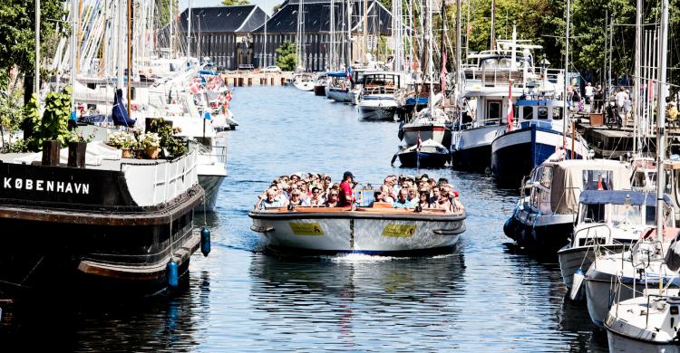 Barco por los canales de Copenhague