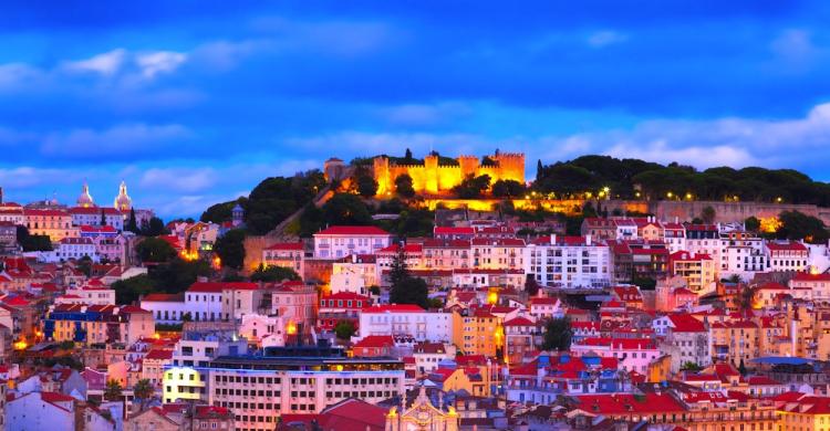 Barrio Alfama con el Castelo de São Jorge iluminado