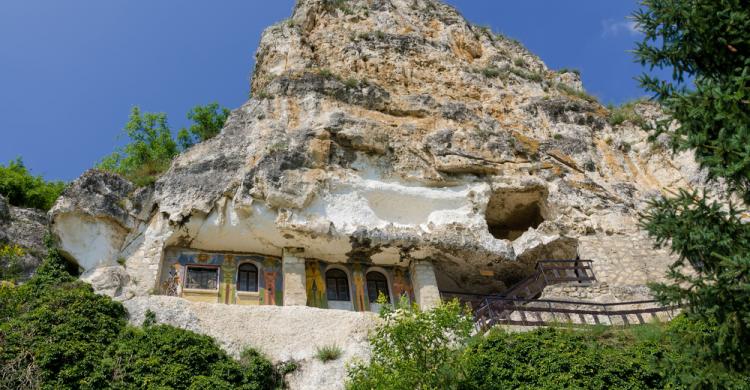 Monasterio de Basarbovo excarvado en la roca