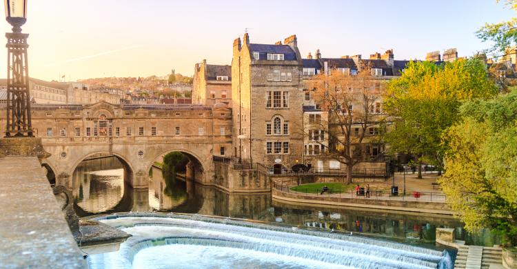 Vista desde el puente Pulteney a la ciudad de Bath y río Avon