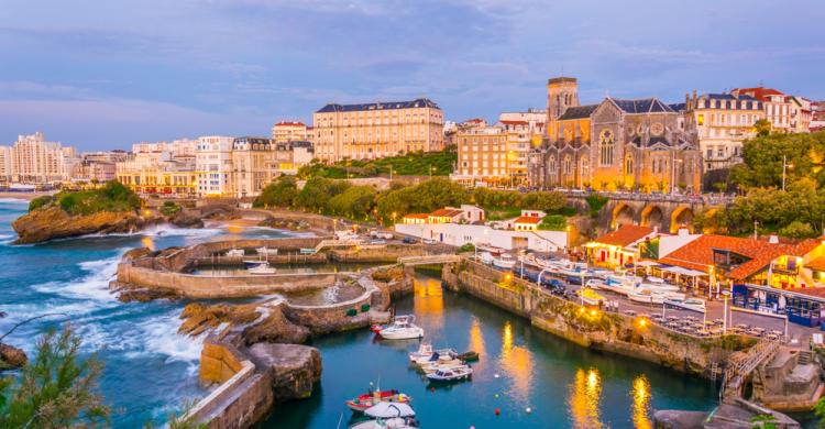 Ciudad de Biarritz al atardecer