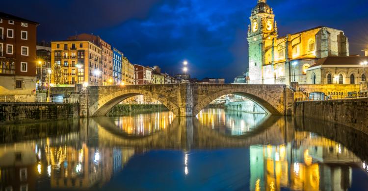 Vista nocturna del Puente de San Antón