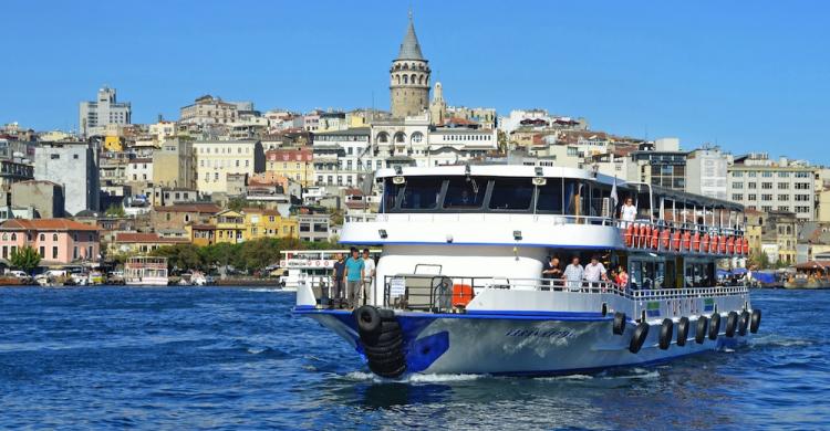 Crucero por el Bósforo, contemplando el lado europeo y el lado asiático