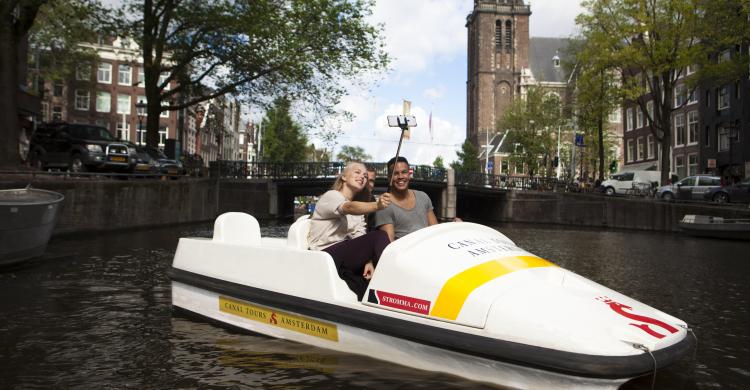 Vistas de la Westerkerk desde el Canal Ring
