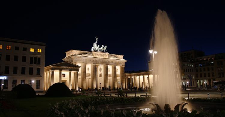 Puerta de Brandenburgo iluminada