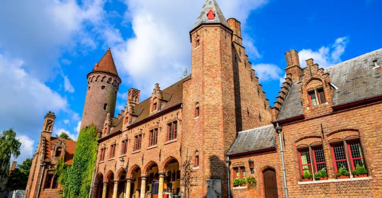 Calles de Brujas con edificios típicos