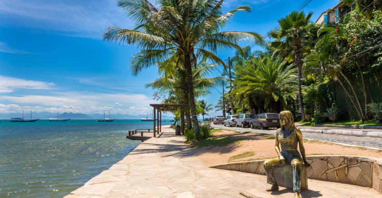 Paseo marítimo de Búzios y estatua de Brigitte Bardot