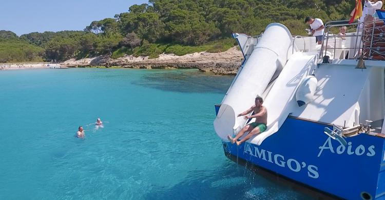 A bordo del barco, haciendo el baño