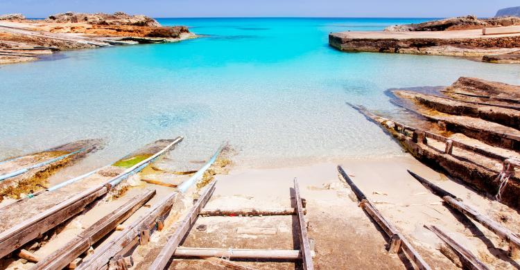Conoce las calas más bellas de Formentera y la isla de Es Vedrá