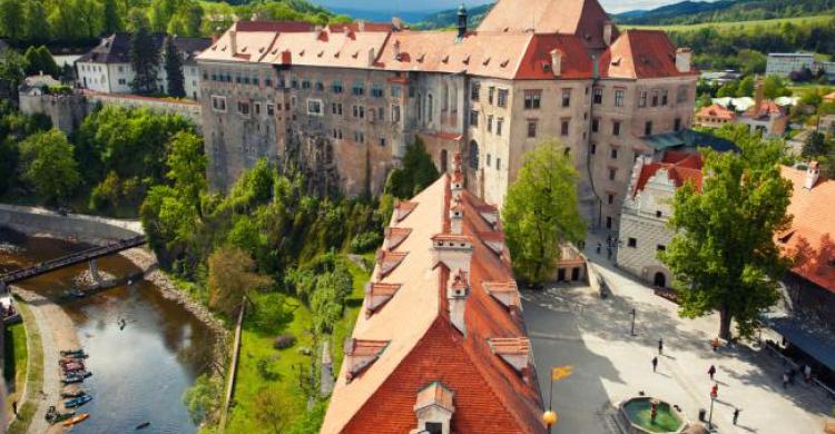 Calles internas de Cesky Krumlov y el río Moldava