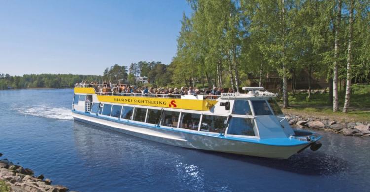 Paseo en barco por los canales de Helsinki