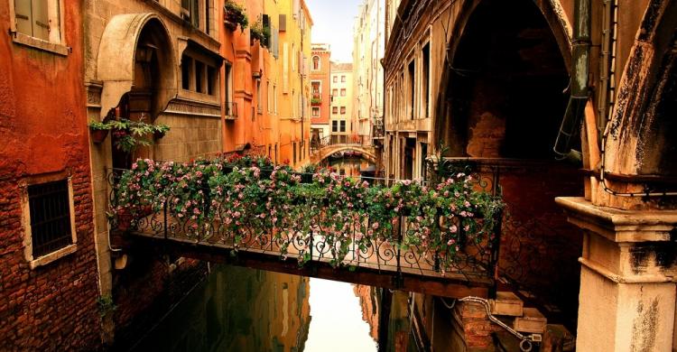 Típico canal del centro de Venecia