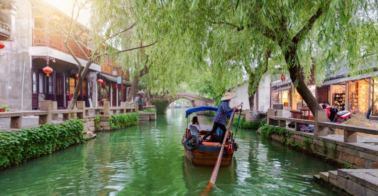 Paseo en góndola por los canales de Zhouzhuang