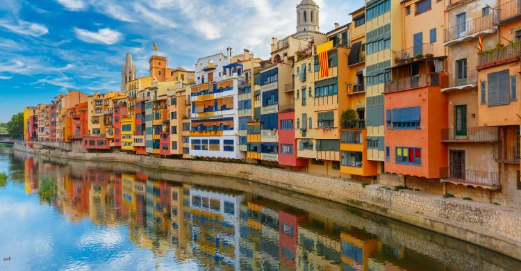 Casas colgantes sobre el río Oñar