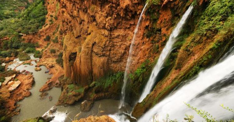 Vistas del salto de la cascada y el río El-Abid