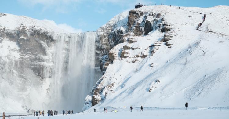 Cascada Skógafoss en invierno