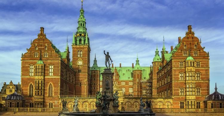Fachada de Frederiksborg, el castillo más grande de Escandinavia