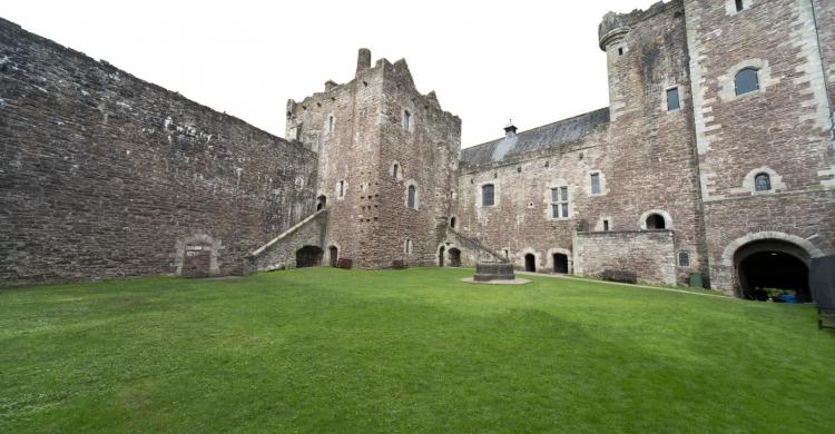 Patio interior del Castillo de Doune