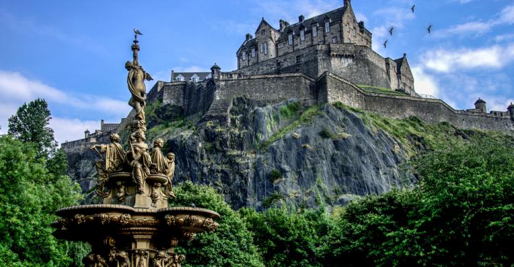 Castillo de Edimburgo sobre Castle Rock