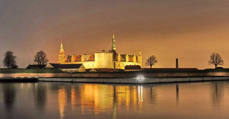 Vistas del Castillo de Hamlet por la noche