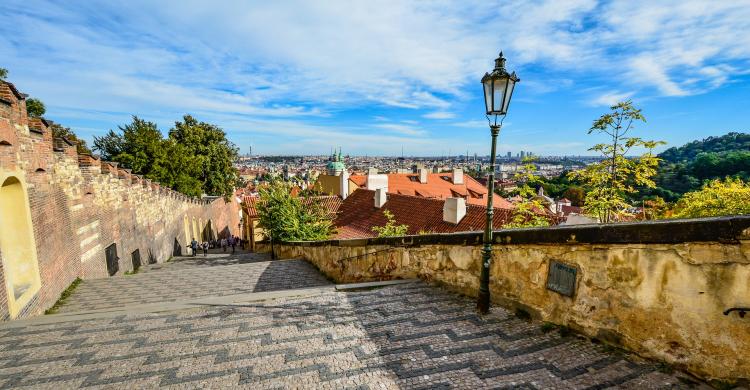 Bajando del Castillo, con vistas de la ciudad