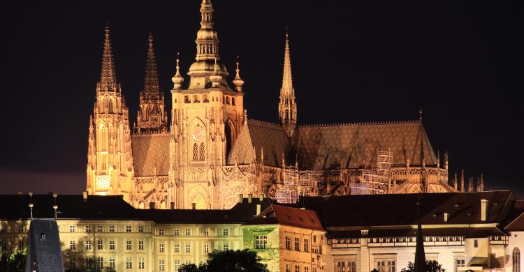 Vista nocturna del Castillo de Praga