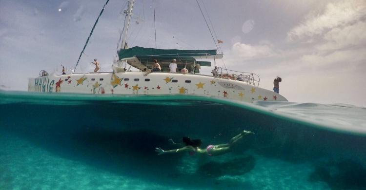 Aprovecha para darte un baño y hacer snorkeling en aguas turquesas