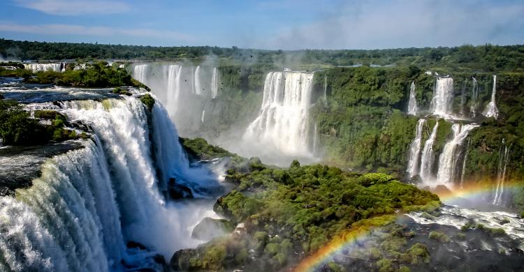 Disfruta de cerca las Cataratas del Iguazú, una de las 7 maravillas naturales del mundo