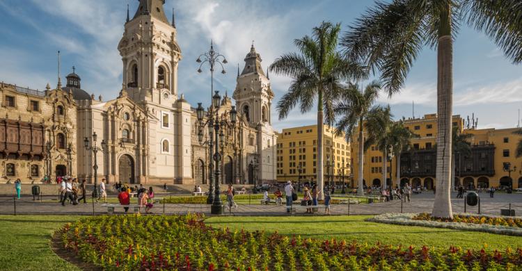 Vista de la Catedral de Lima desde la Plaza Mayor