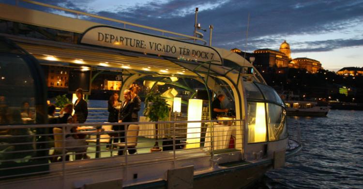 Cena en barco por Budapest