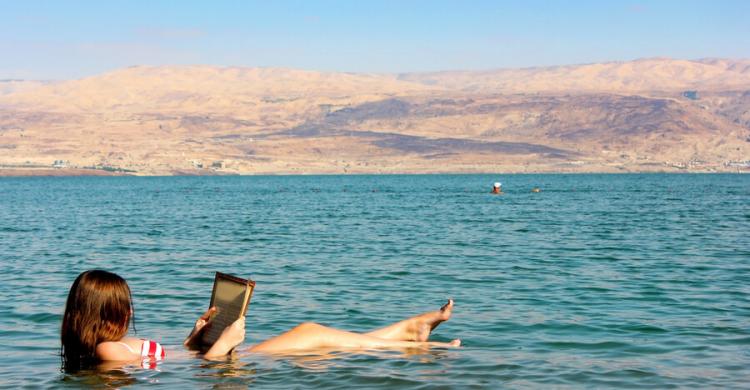 Chica flotando en el Mar Muerto