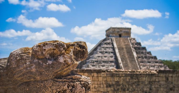 Vista de la pirámide Kukulkán en Chichén Itzá