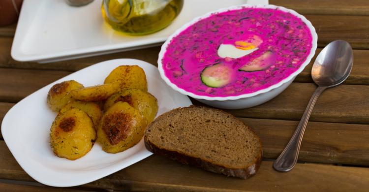"Chłodnik" o Borscht frío, sopa de remolacha con huevo